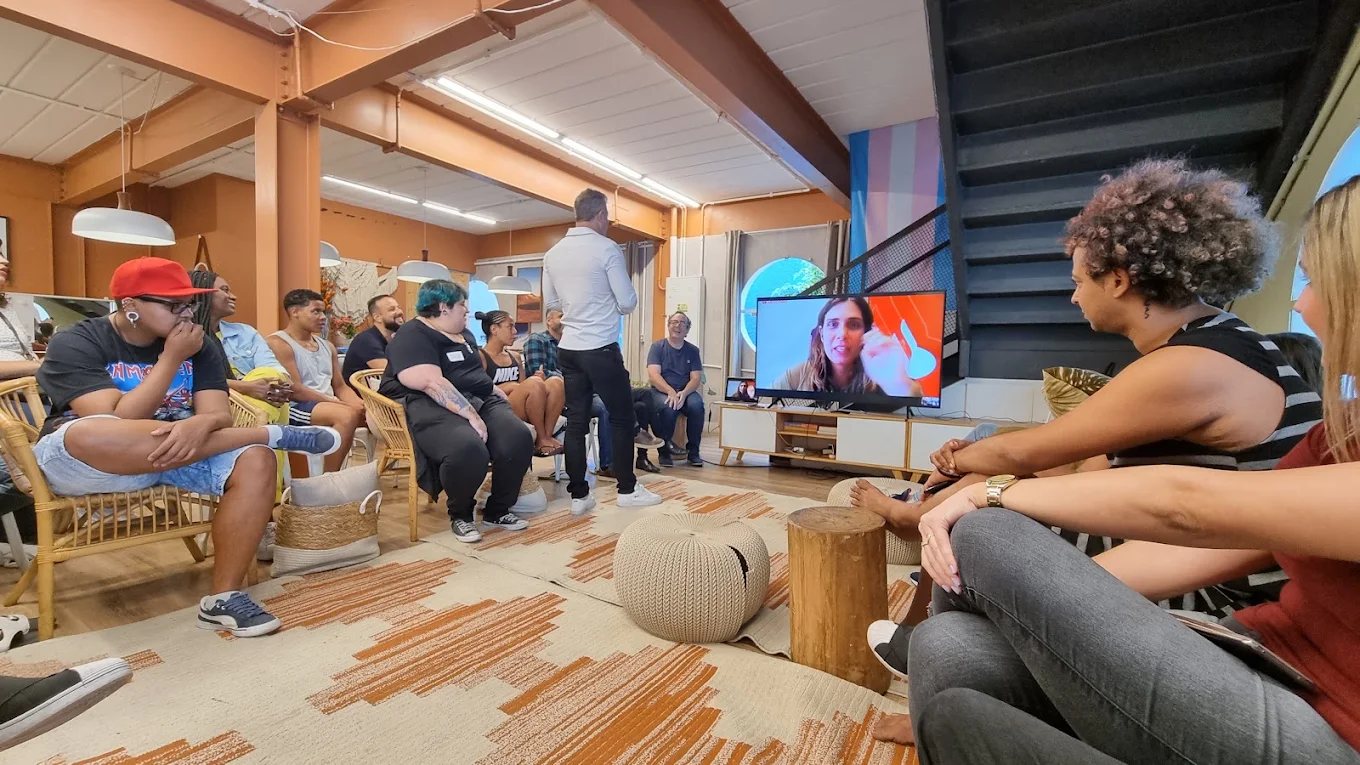 Outro ângulo do ambiente interno da Casa Florescer, com mobiliário claro e boa iluminação.