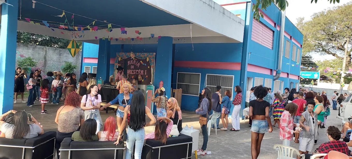 Área externa da Casa Florescer, com espaço aberto para circulação e convivência.
