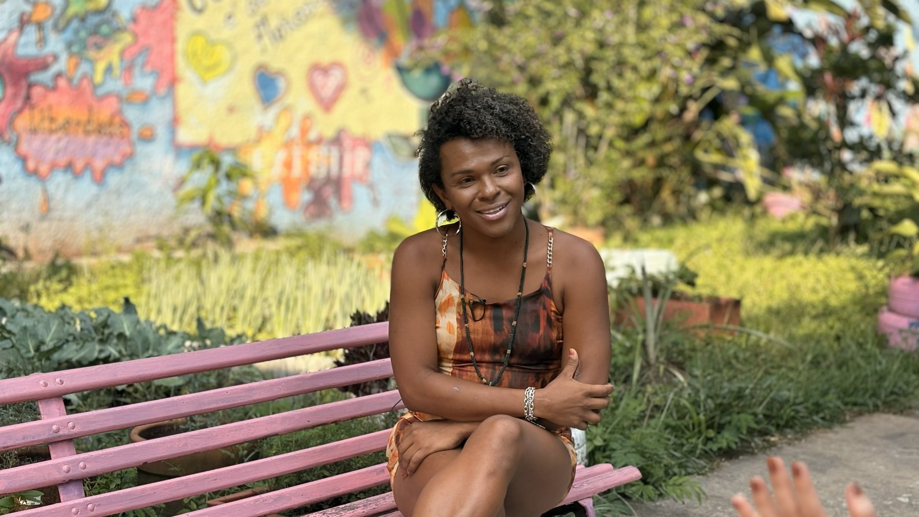 Mulheres acolhidas e equipe da Casa Florescer no espaço de convivência da casa.
